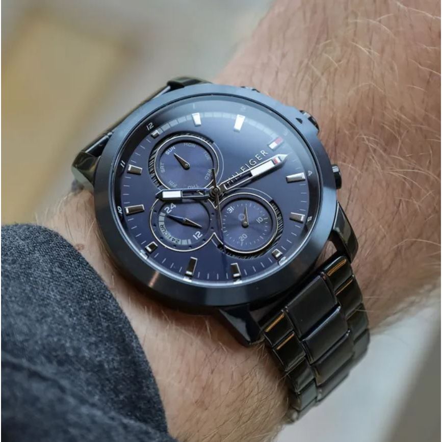 TOMMY HILFIGER Mod. 1792049 men's quartz analog watch, black bracelet, 46mm case, on wrist, official box packaging included, 5 ATM water resistant