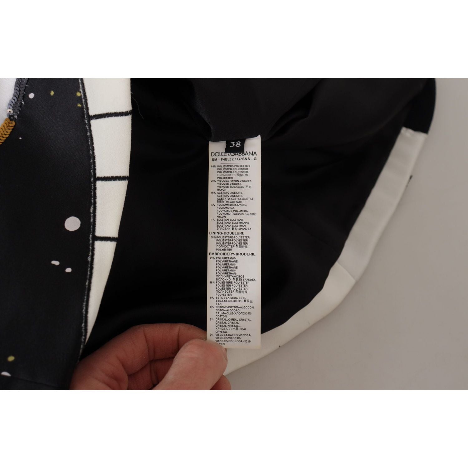 高腰 A 字形缀饰黑色半身裙