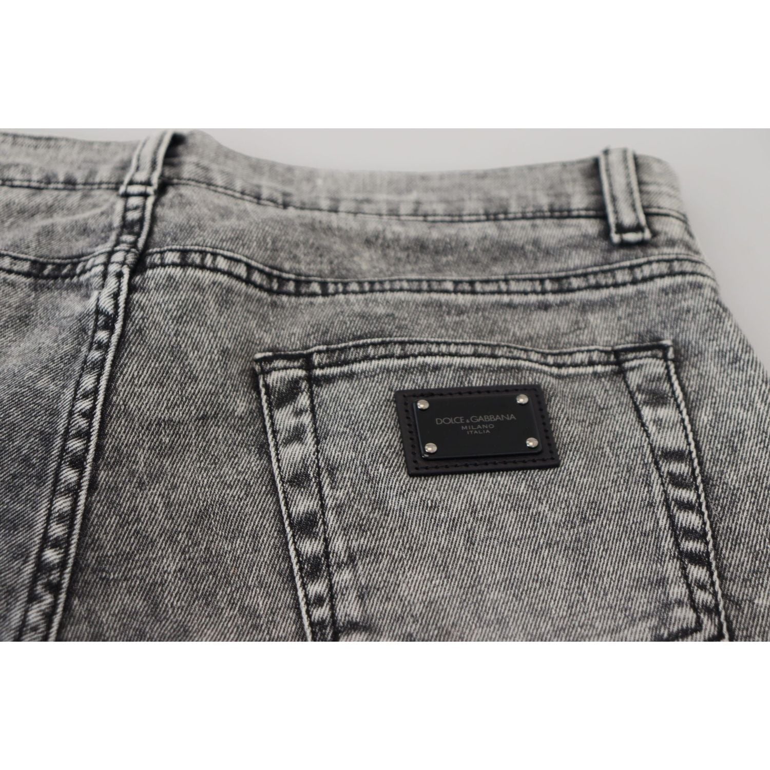 别致修身灰色牛仔裤