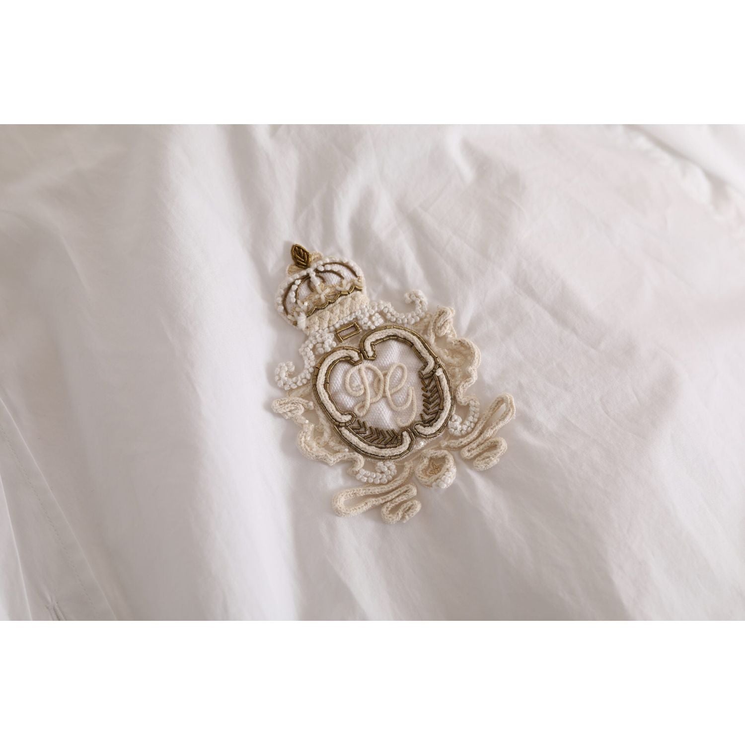 优雅的白色棉质正装衬衫