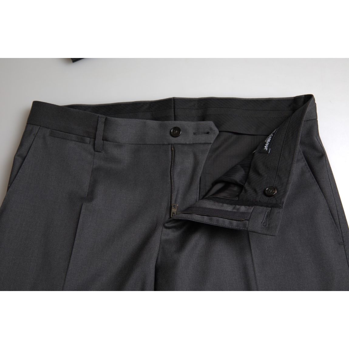 بدلة دولتشي آند غابانا رمادية أنيقة بقصّة Slim Fit مزدوجة الصدر