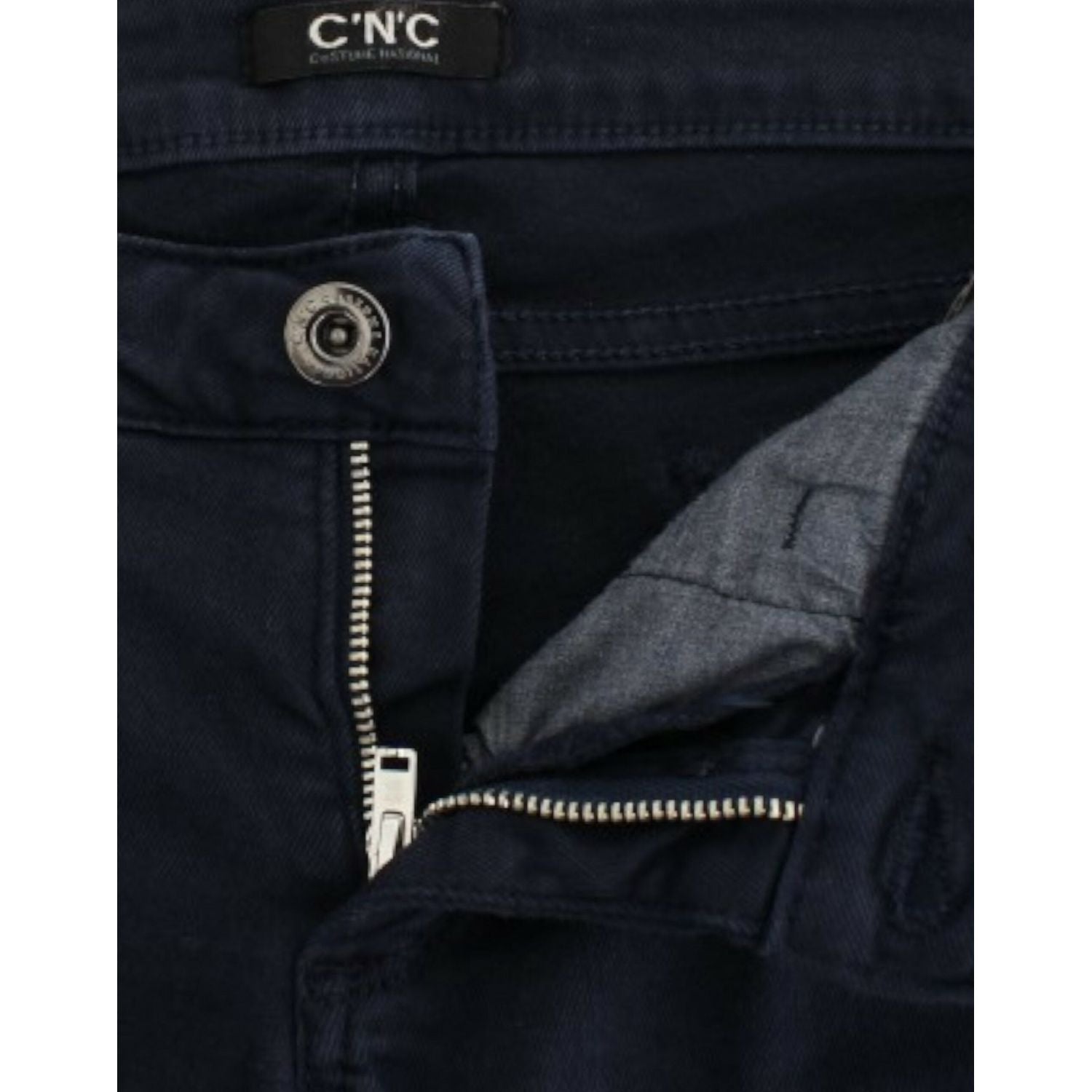 Front view with bag zipped and handles upright.