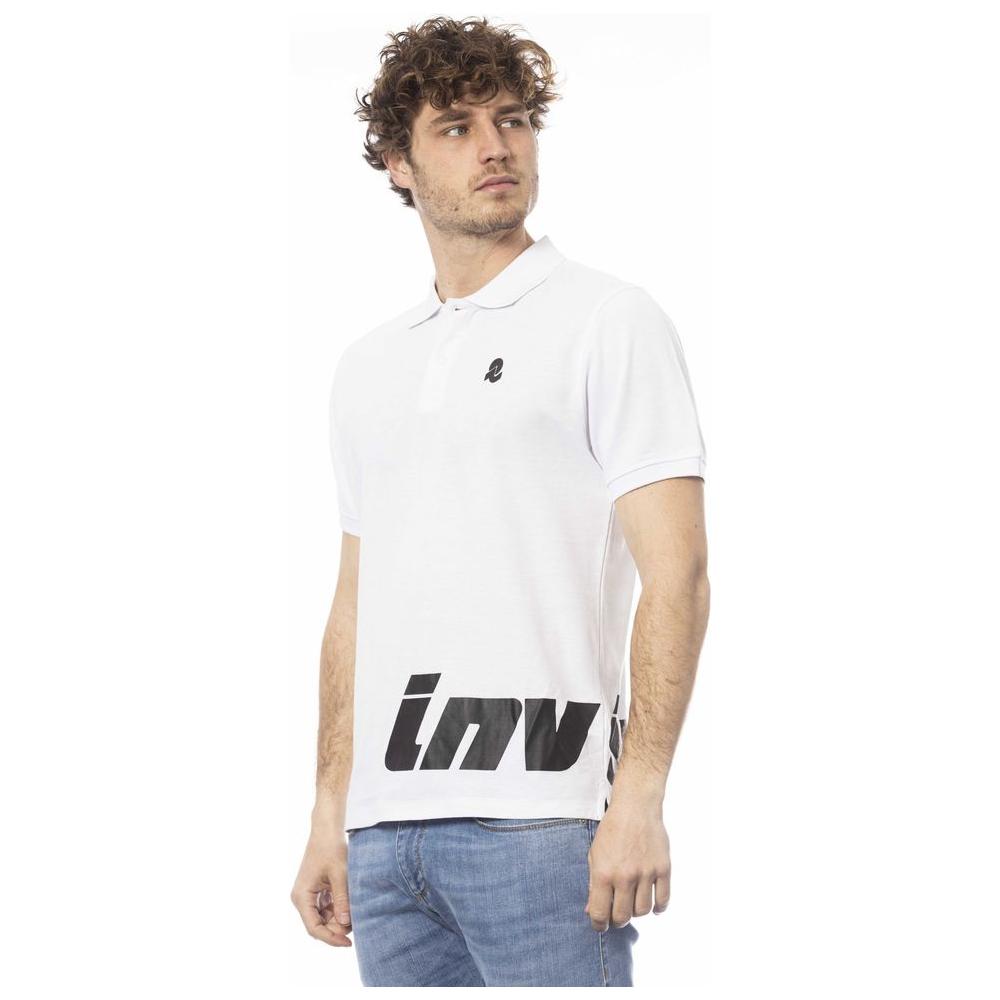 胸前带徽标的优雅白色棉质 Polo 衫