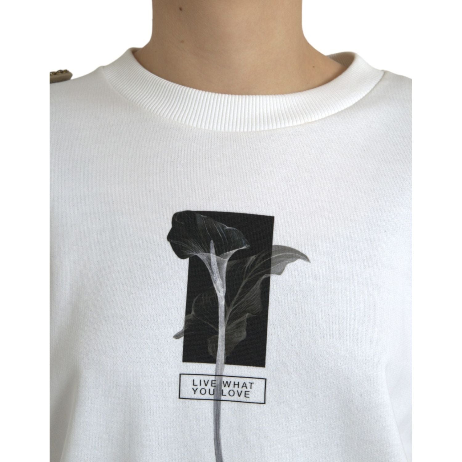 时尚黑白圆领毛衣