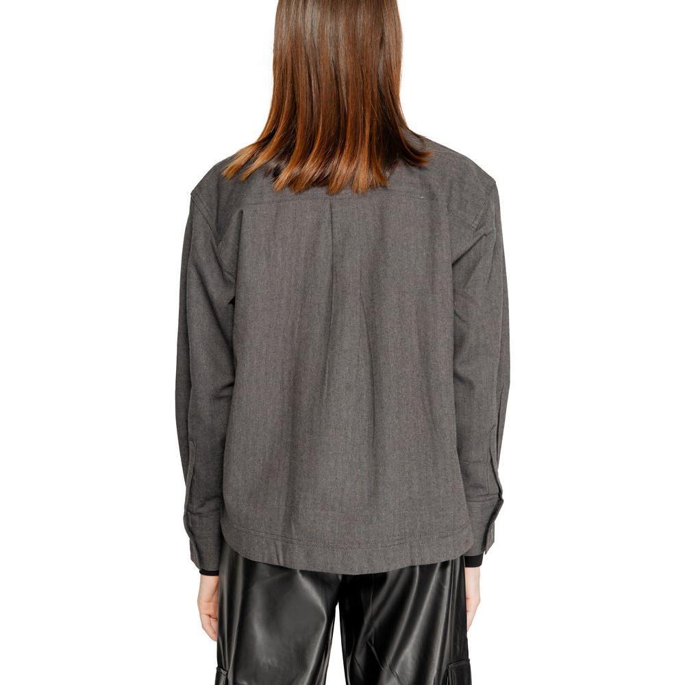 Front view with bag zipped and handles upright.