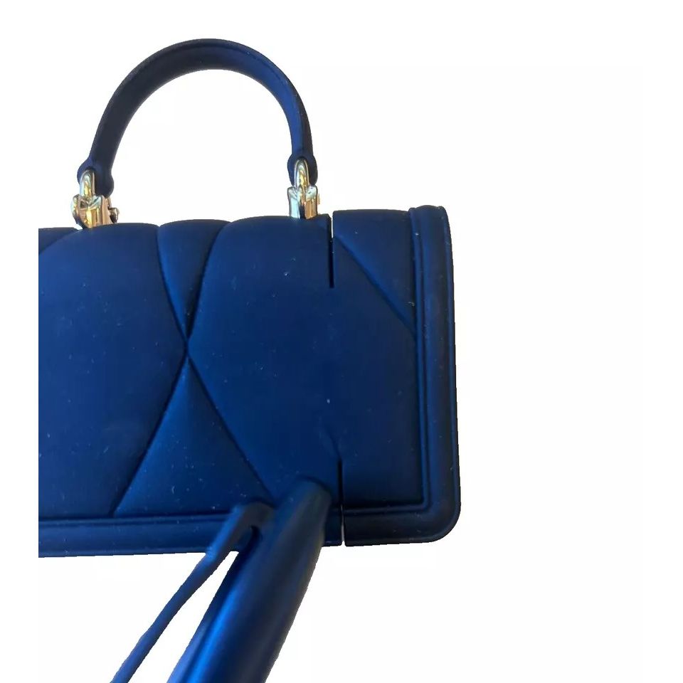 Front view with bag zipped and handles upright.