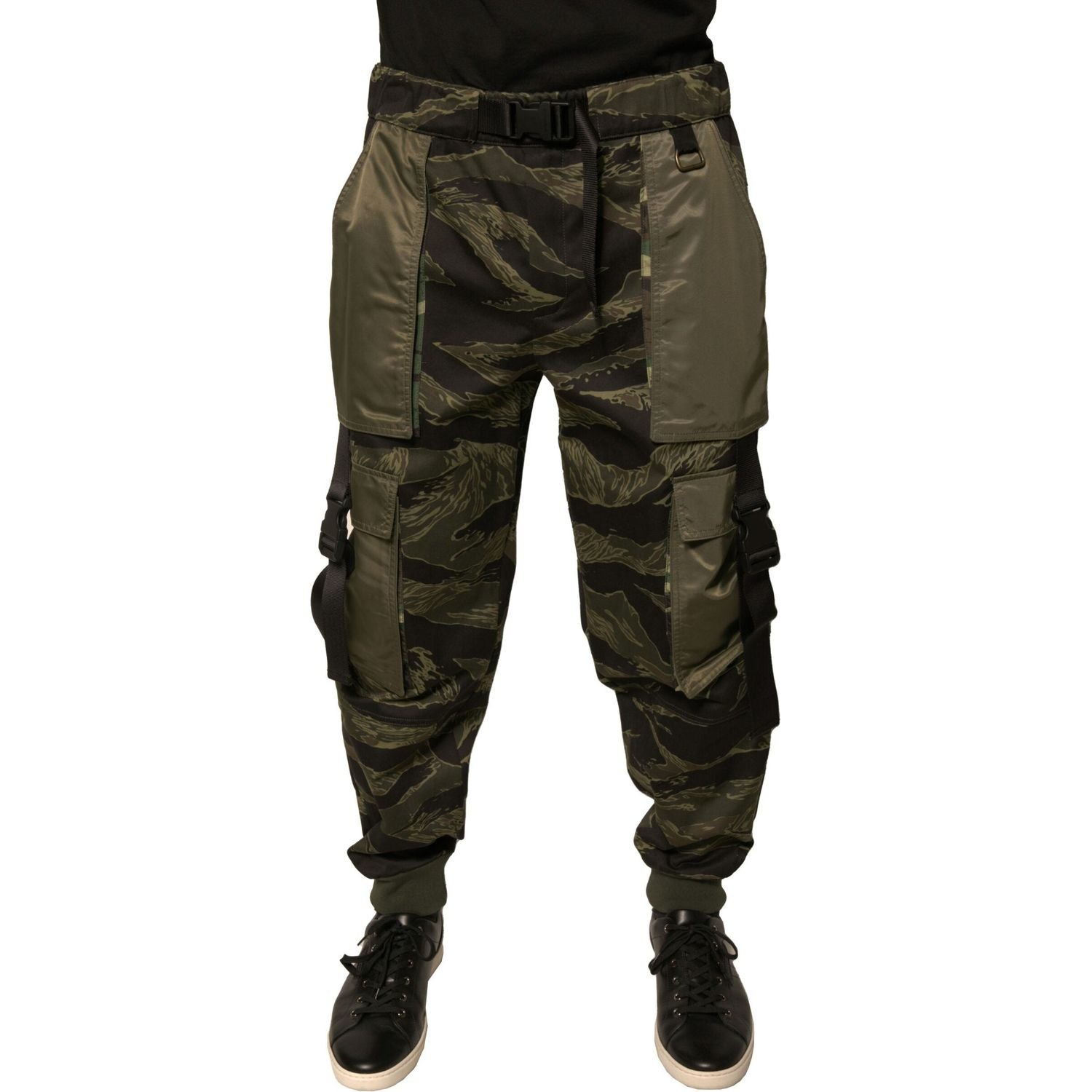 Front view with bag zipped and handles upright.