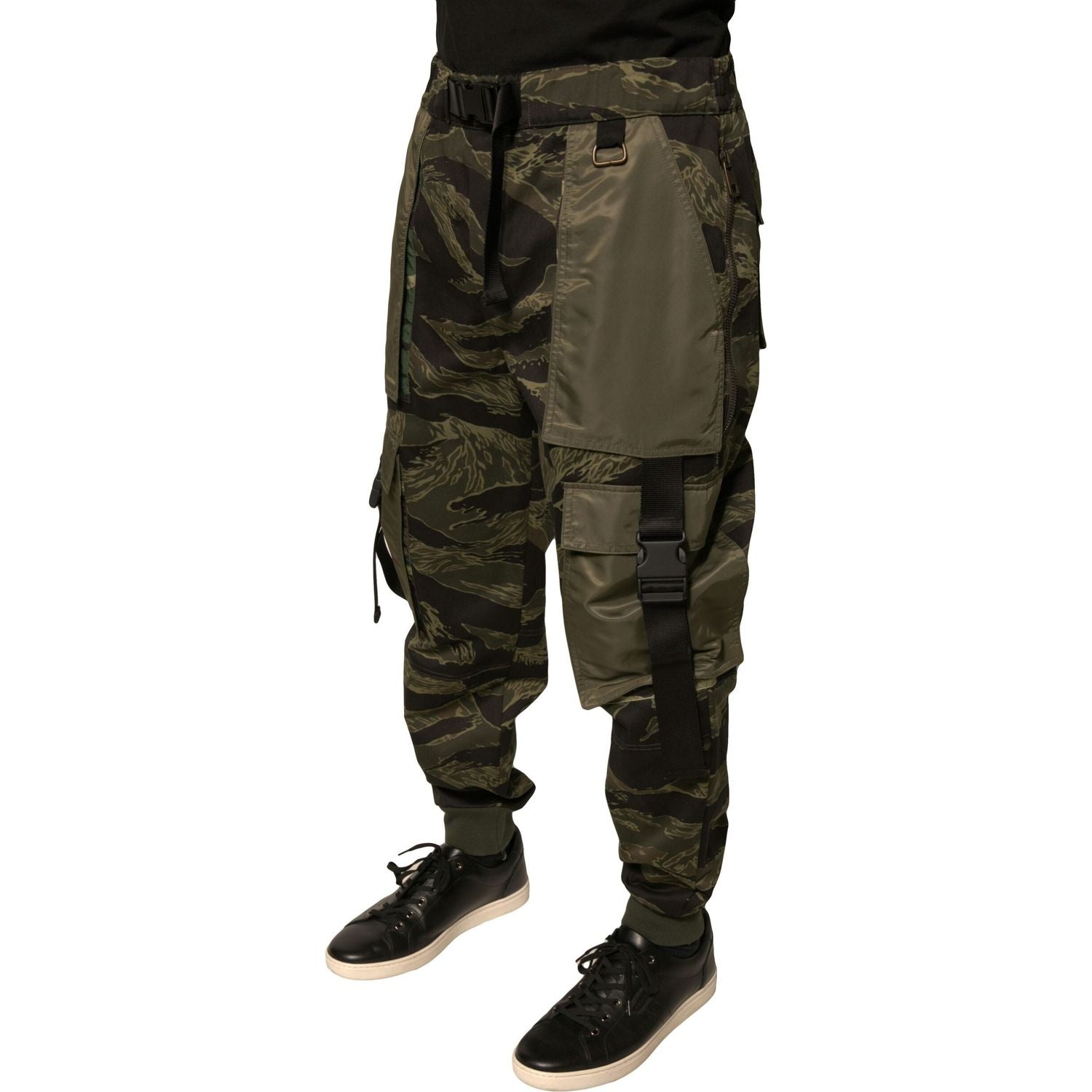 Front view with bag zipped and handles upright.
