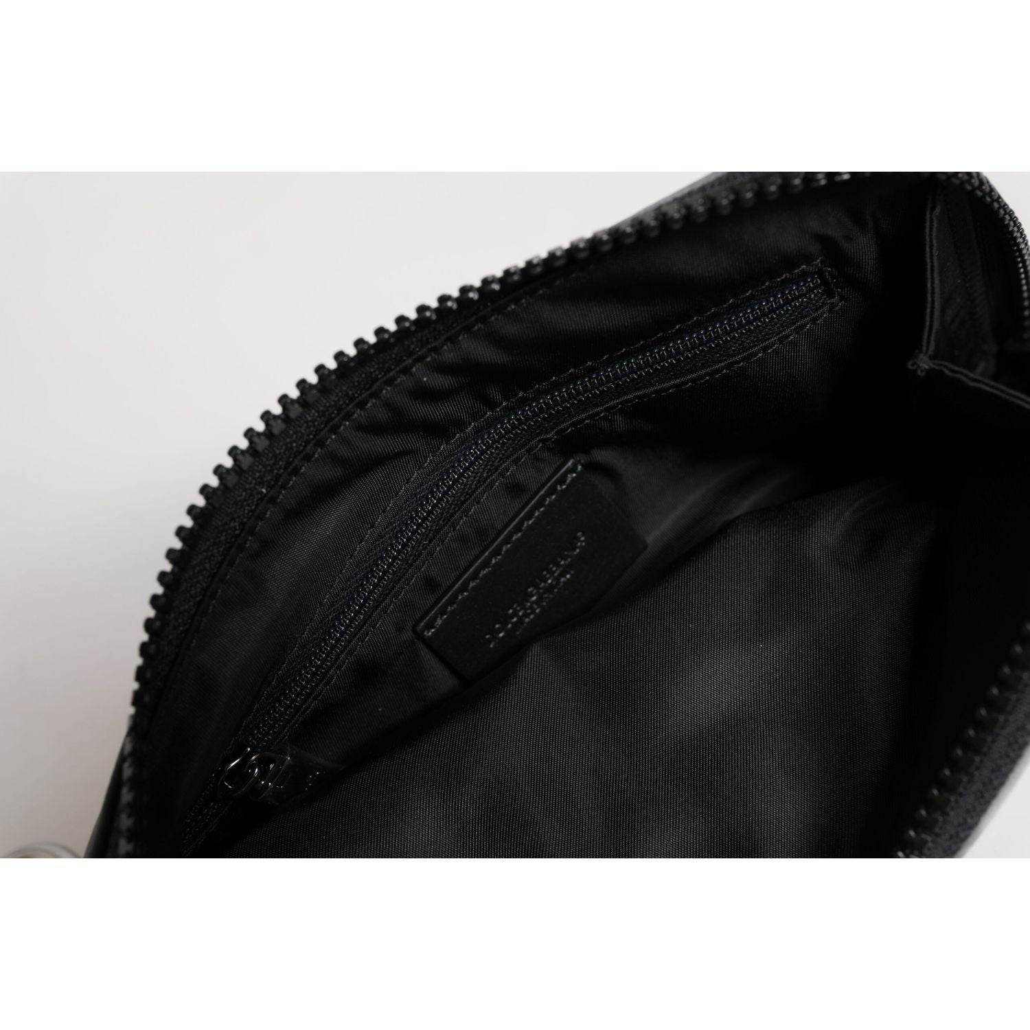 Front view with bag zipped and handles upright.