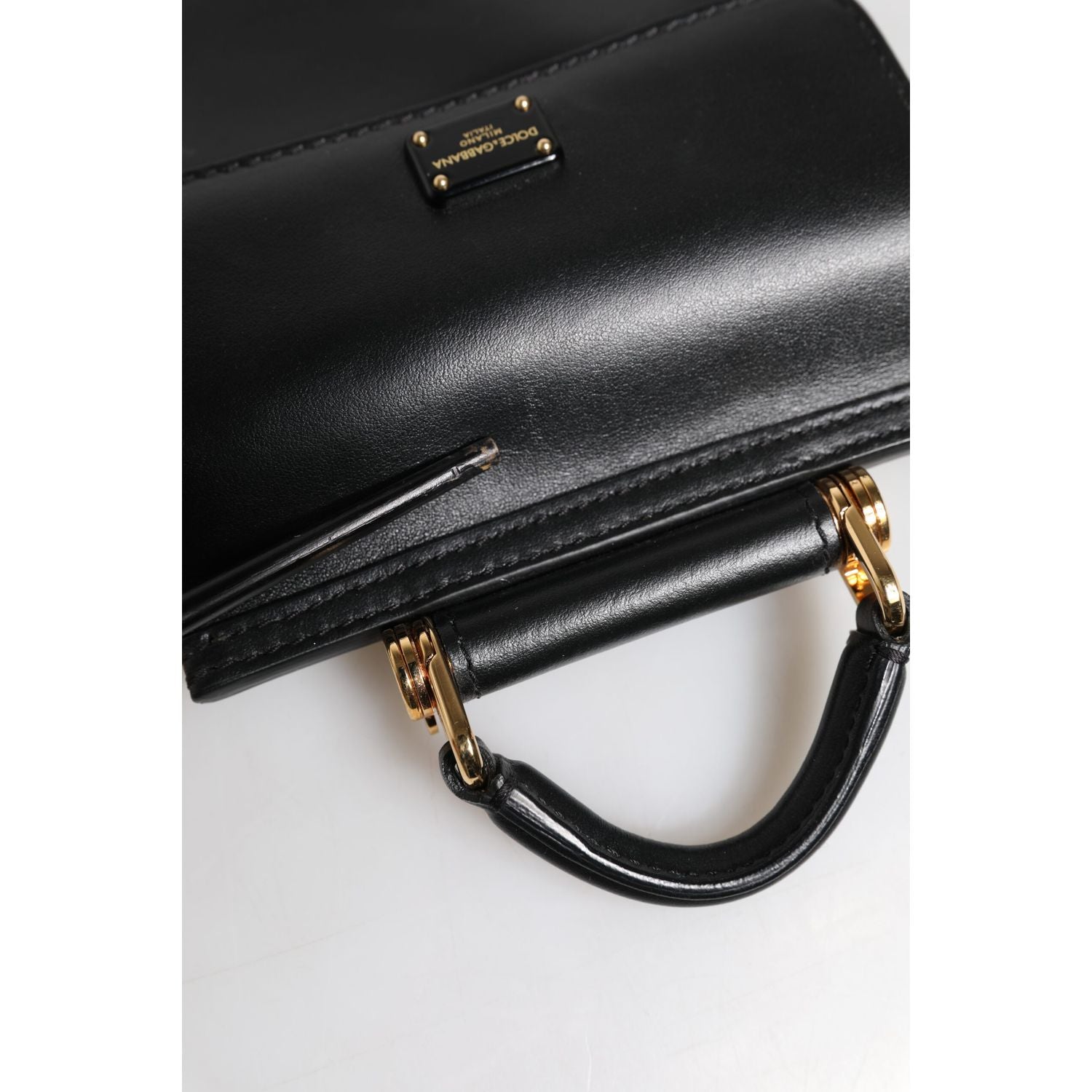 Front view with bag zipped and handles upright.