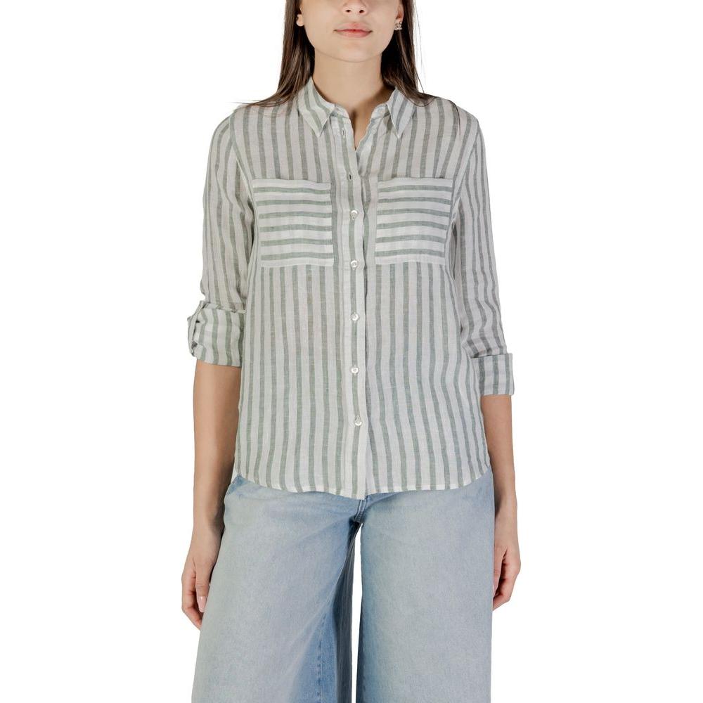 Front view with bag zipped and handles upright.