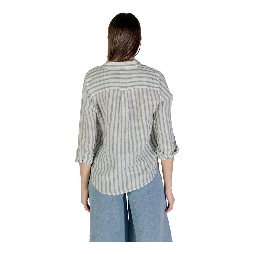 Front view with bag zipped and handles upright.
