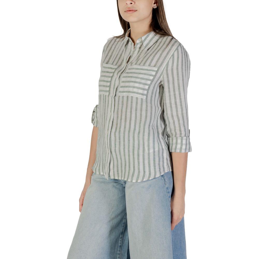 Front view with bag zipped and handles upright.
