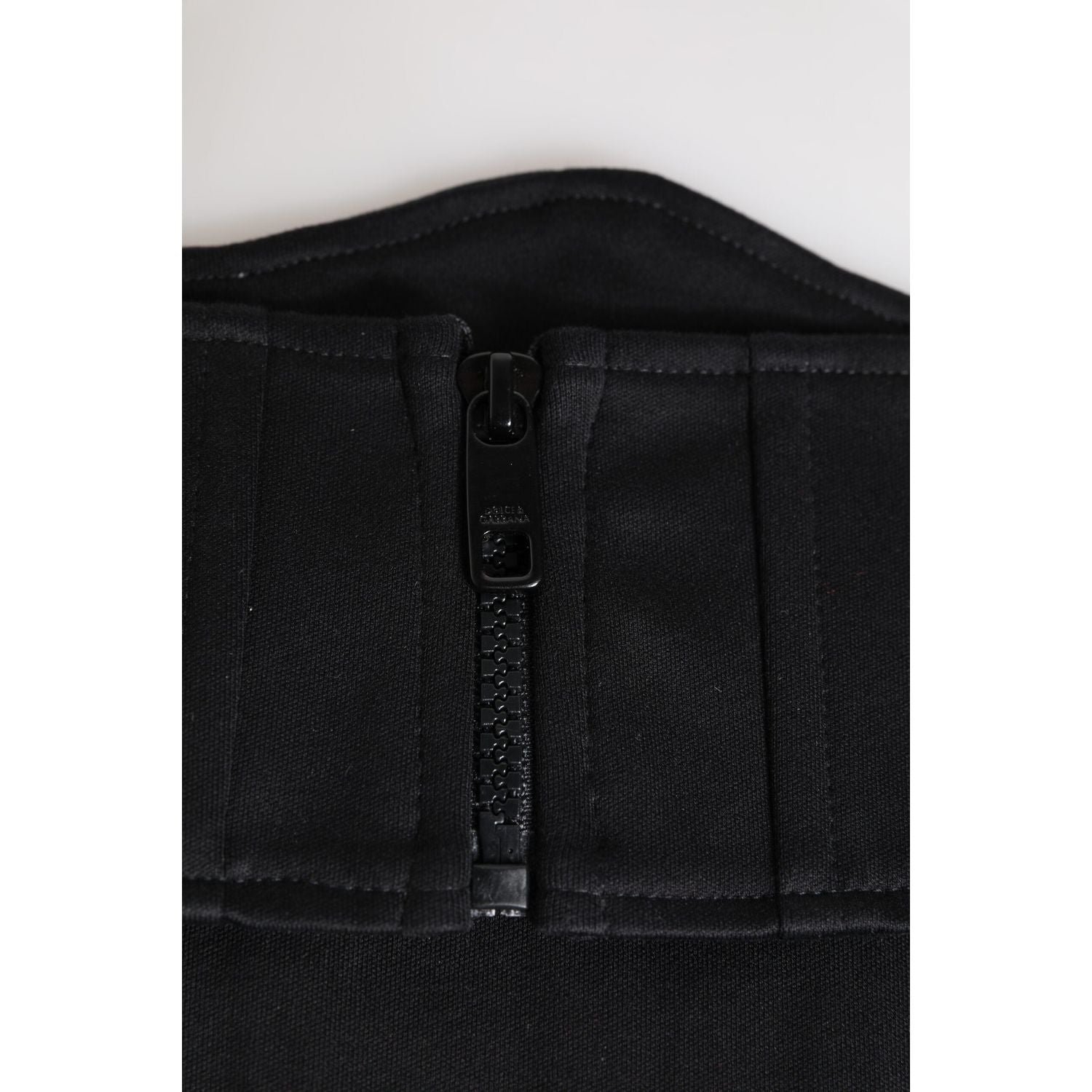 Front view with bag zipped and handles upright.