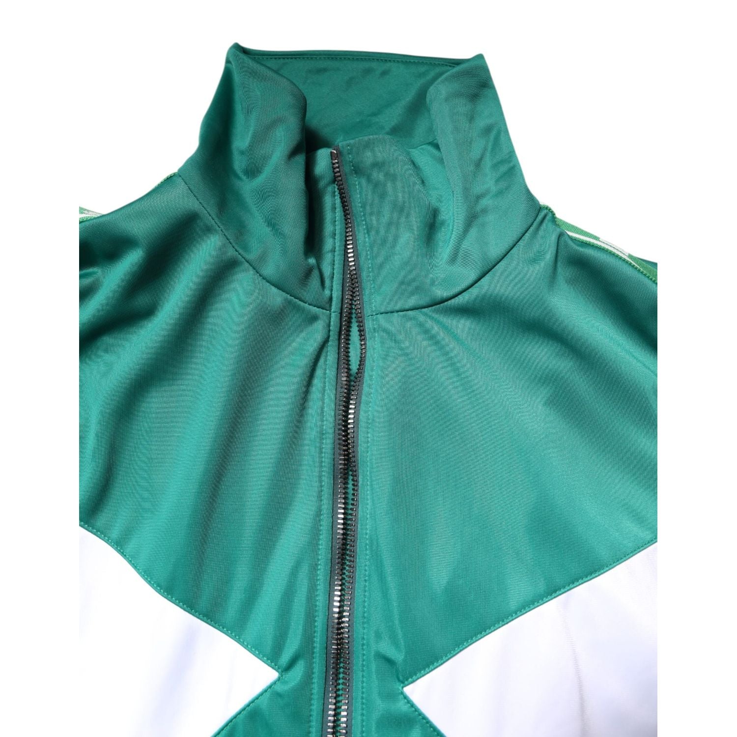Front view with bag zipped and handles upright.
