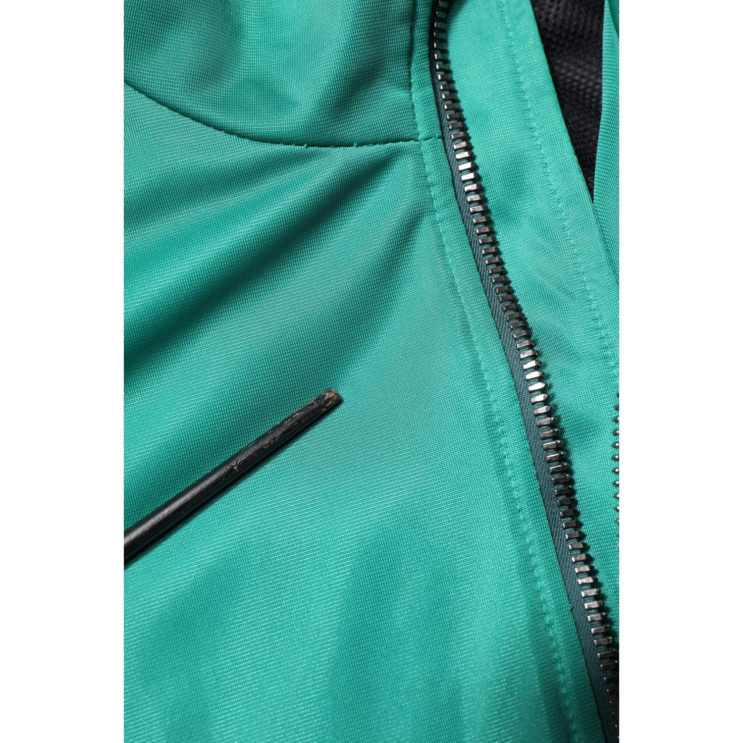 Front view with bag zipped and handles upright.