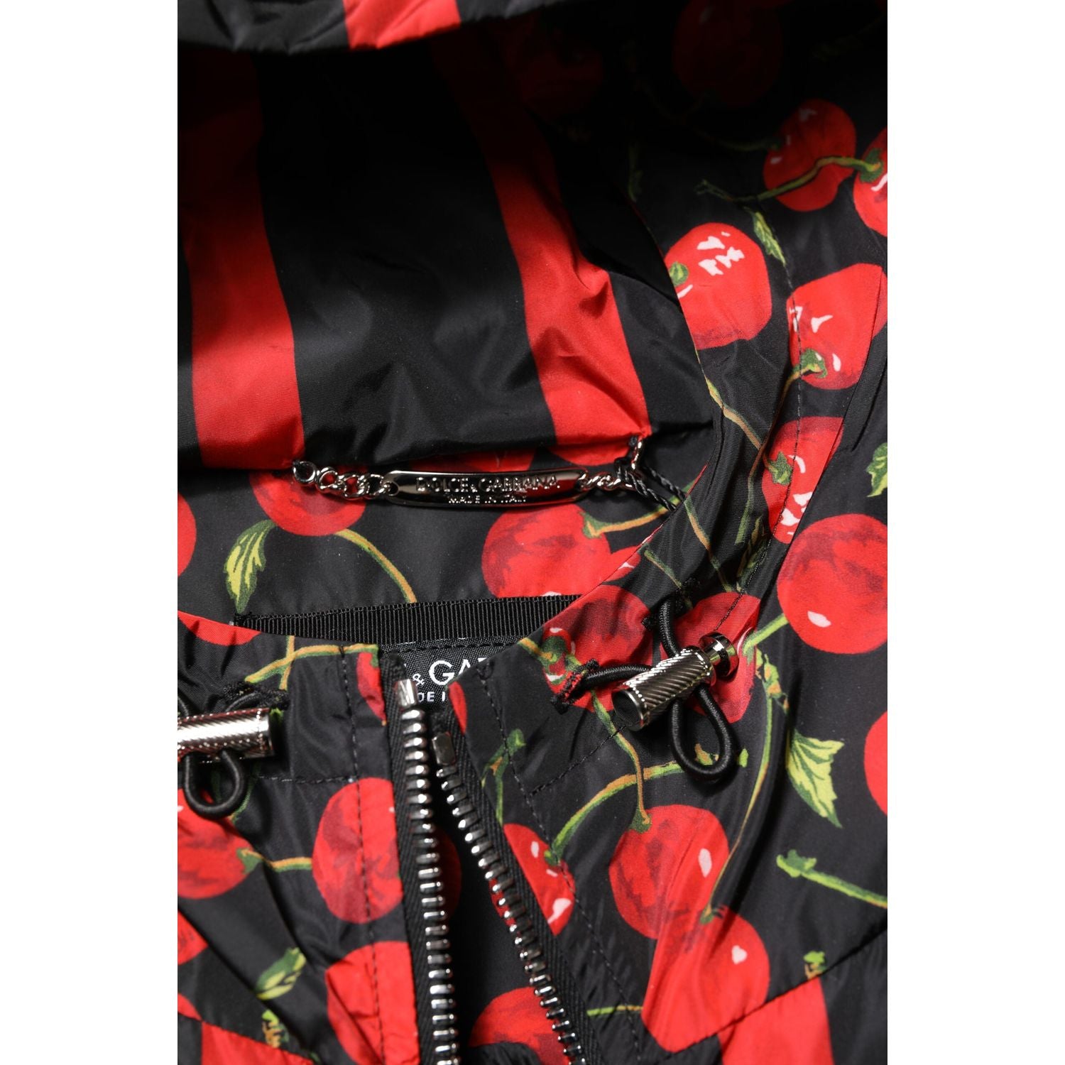 Front view with bag zipped and handles upright.
