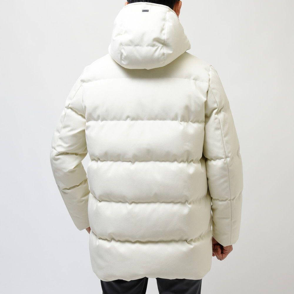 Front view with bag zipped and handles upright.
