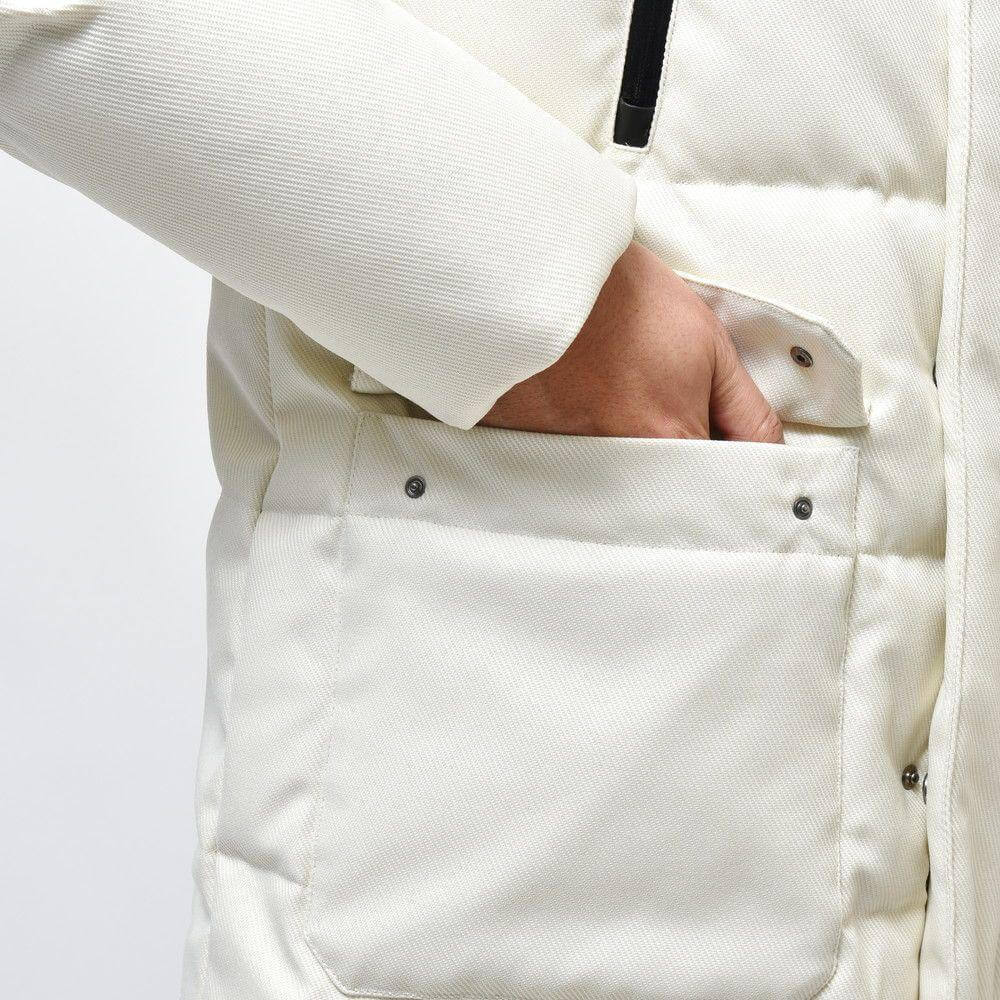 Front view with bag zipped and handles upright.