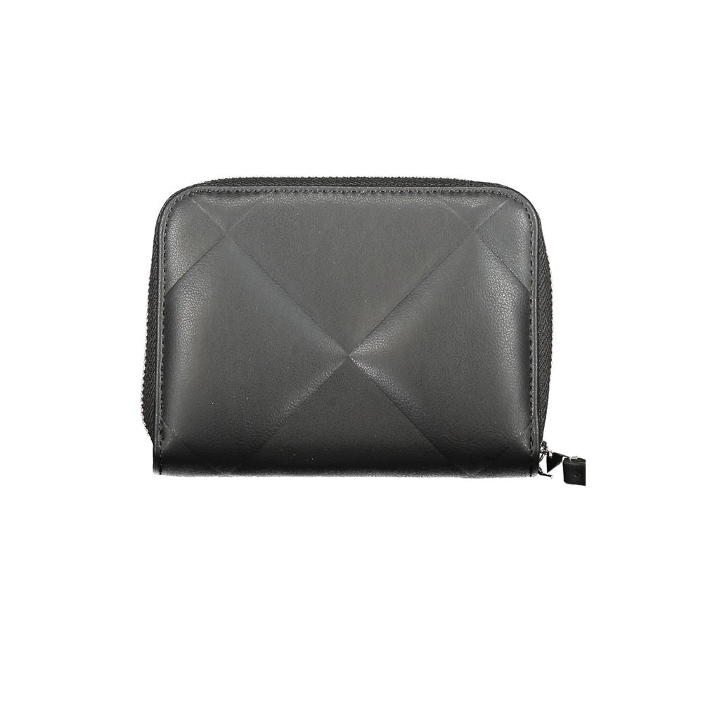 Front view with bag zipped and handles upright.