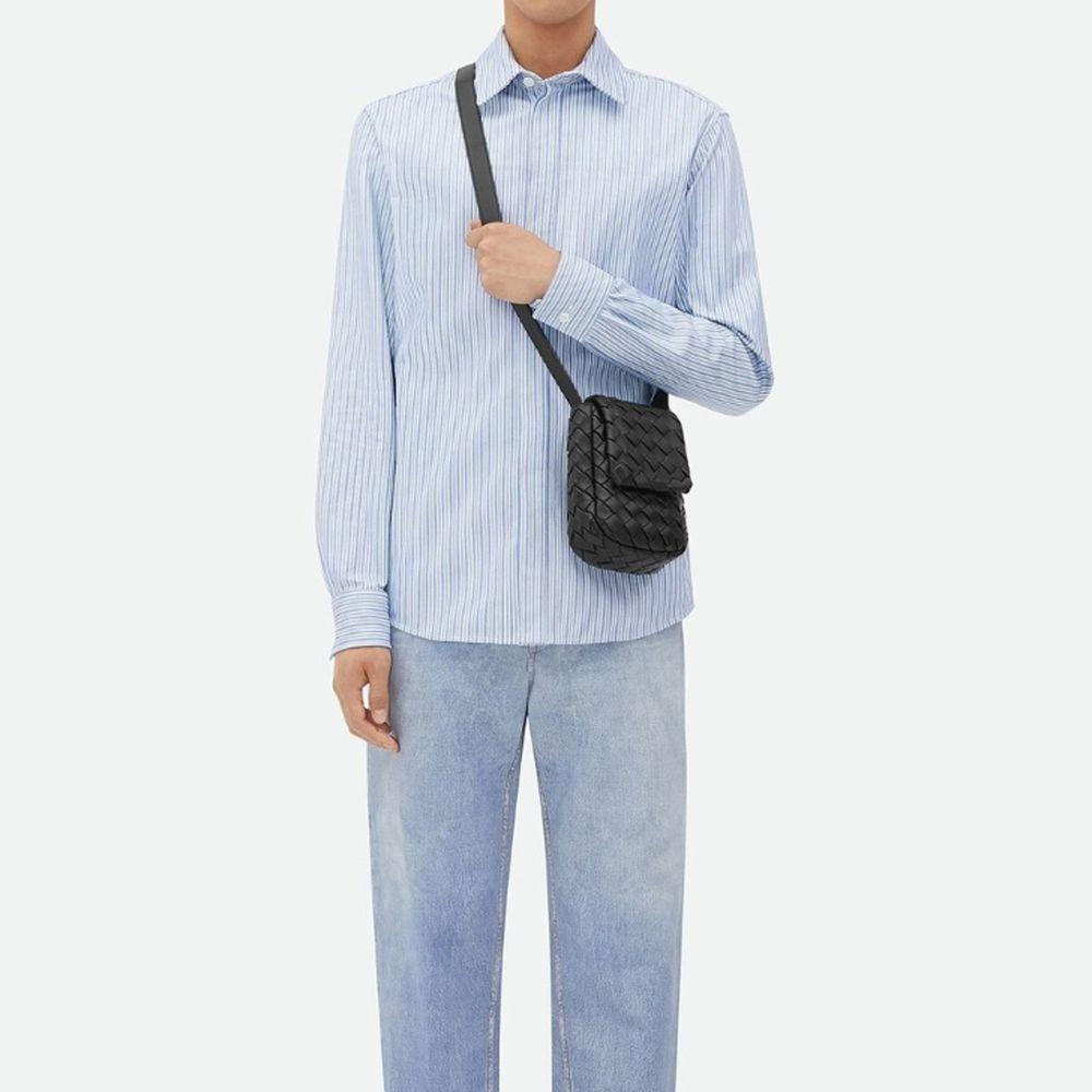 Front view with bag zipped and handles upright.