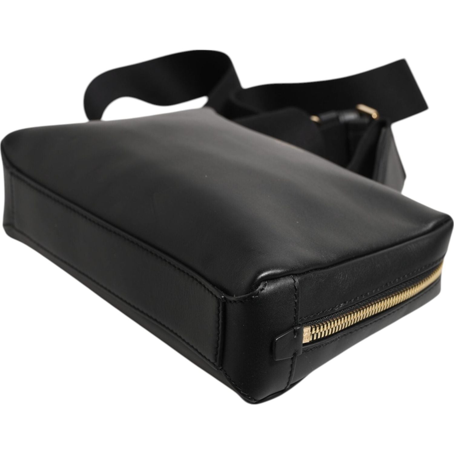 Front view with bag zipped and handles upright.