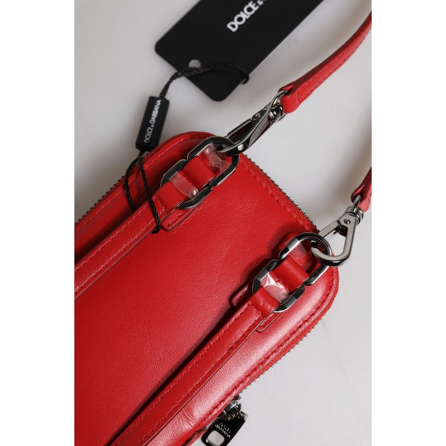Front view with bag zipped and handles upright.