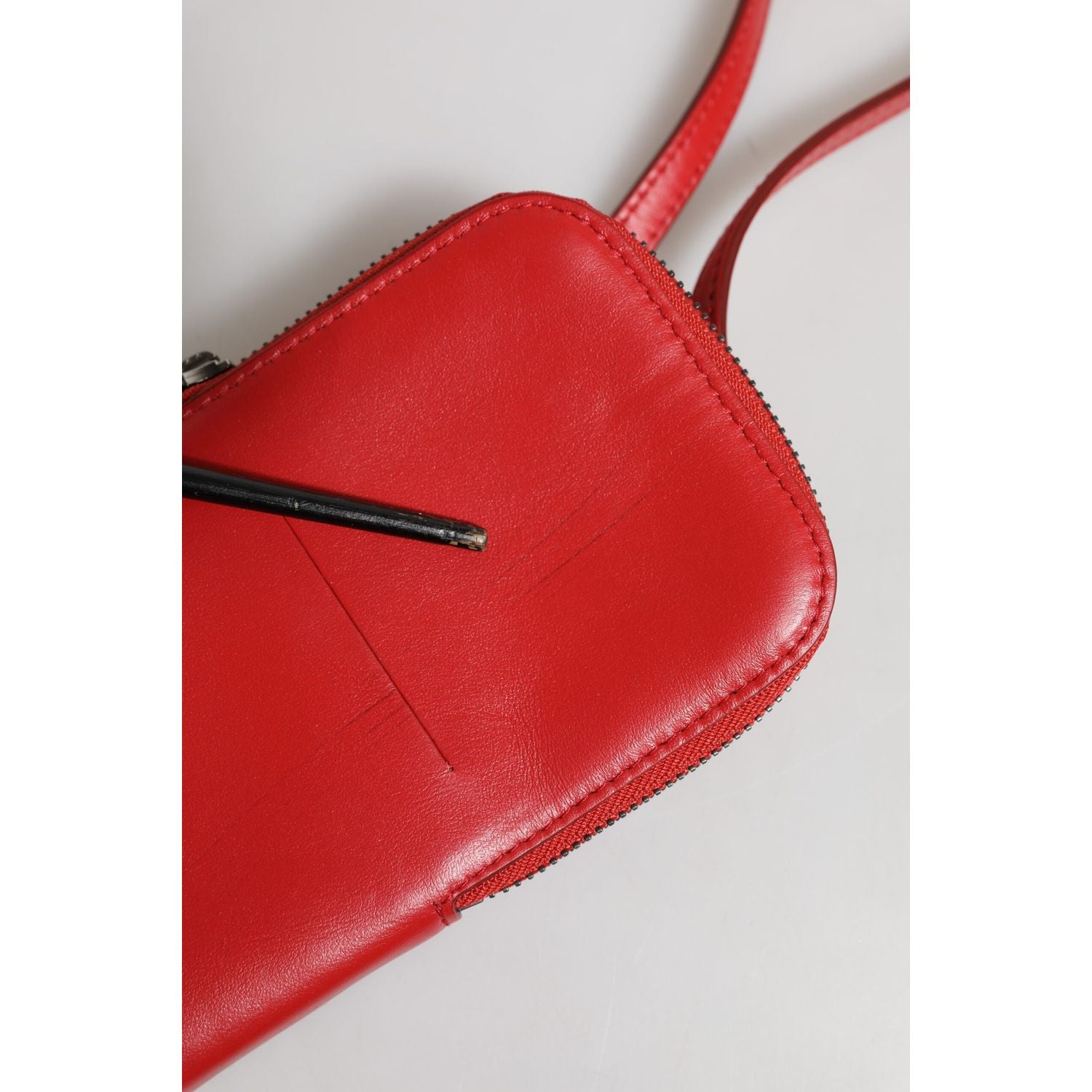Front view with bag zipped and handles upright.