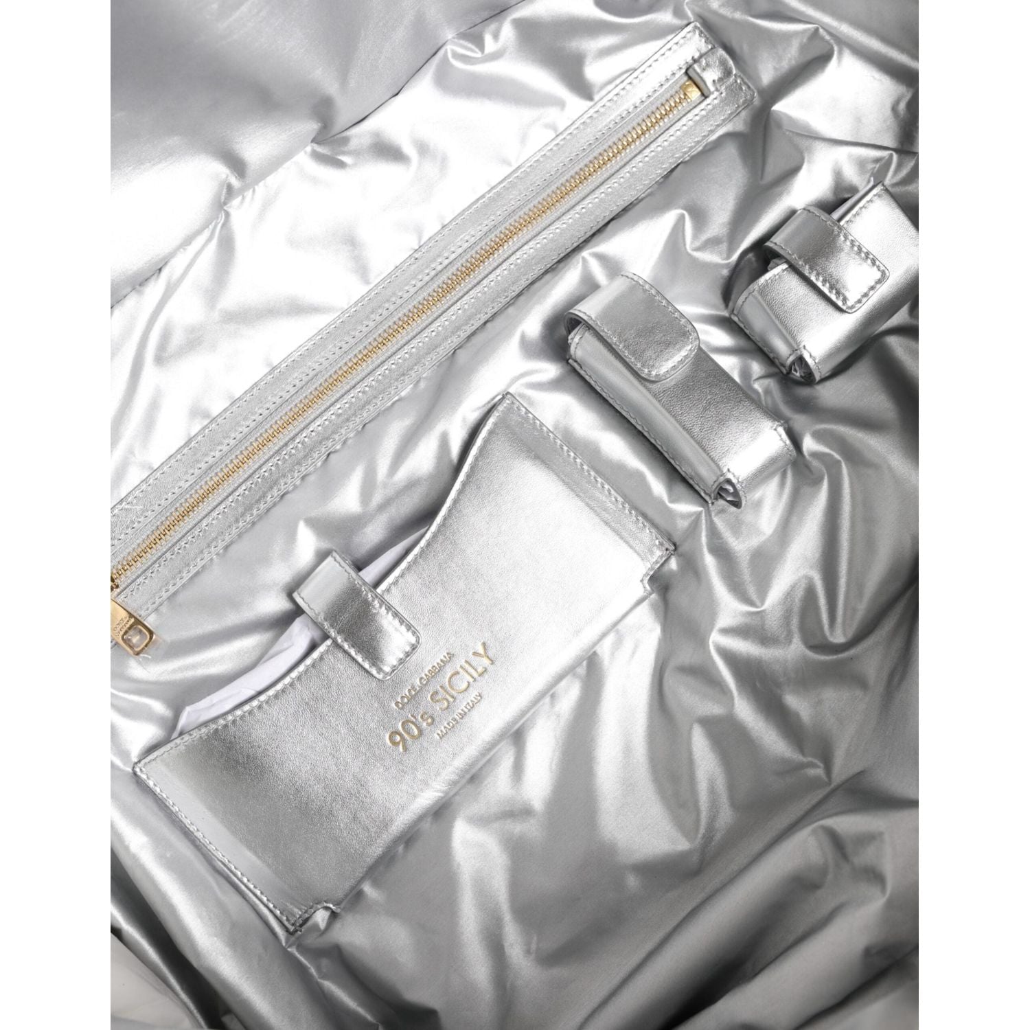 Front view with bag zipped and handles upright.