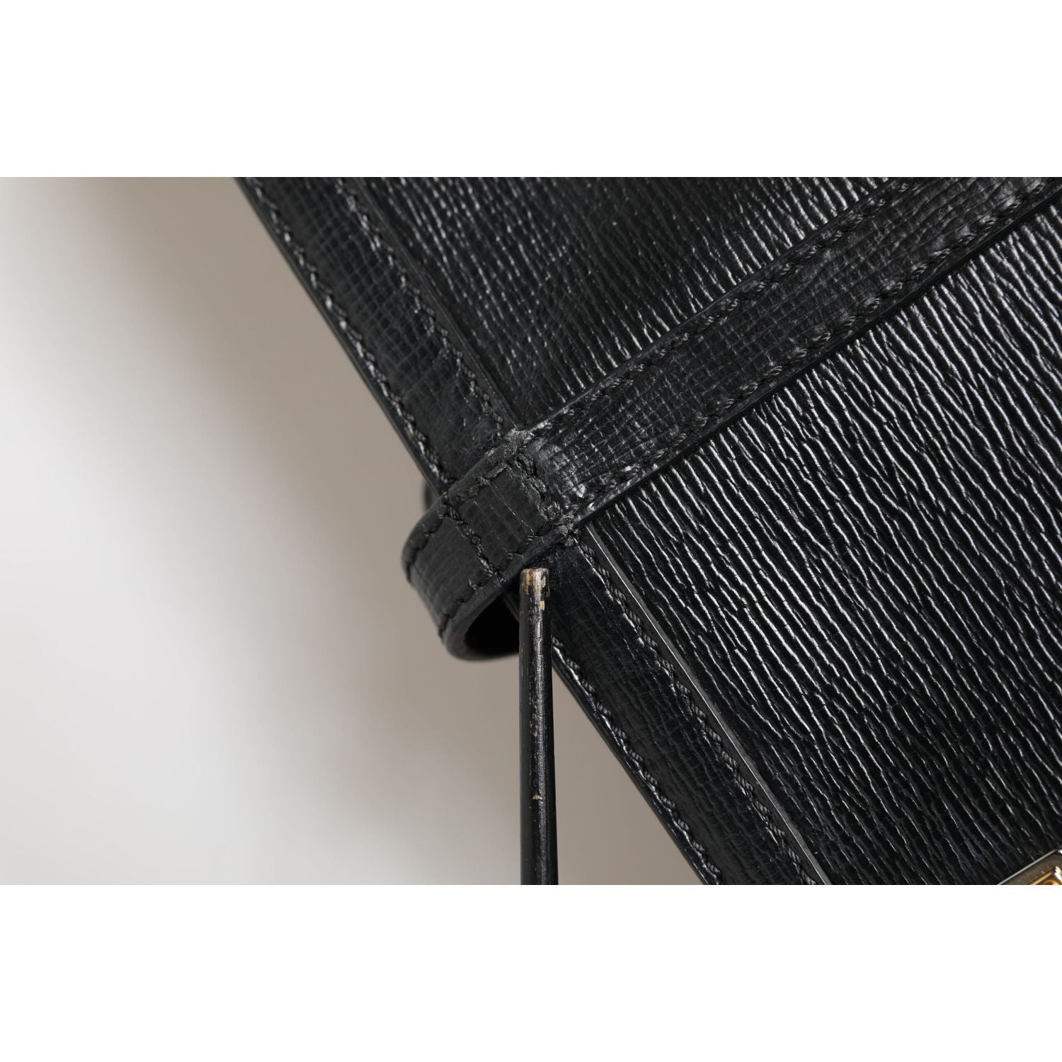 Front view with bag zipped and handles upright.