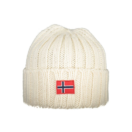 White knitted cap with Norway flag emblem, representing elegance and style. Ideal for fashion-forward individuals seeking a timeless accessory.