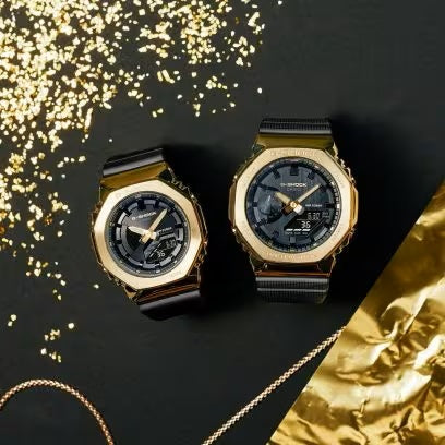 CASIO G-SHOCK Mod. OAK METAL COVERED OAK METAL COVERED - GOLD wristwatches on black and gold background.