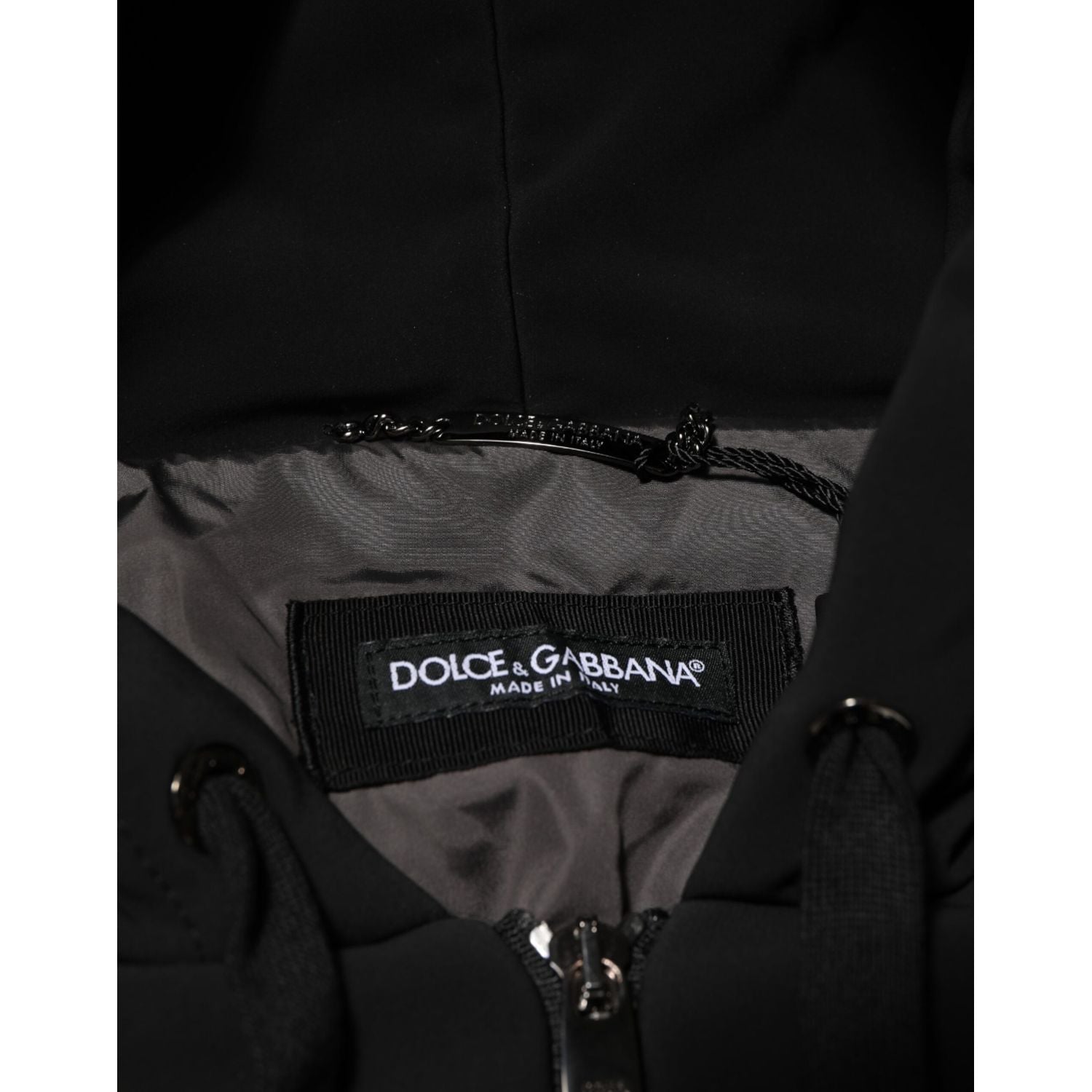 Front view with bag zipped and handles upright.