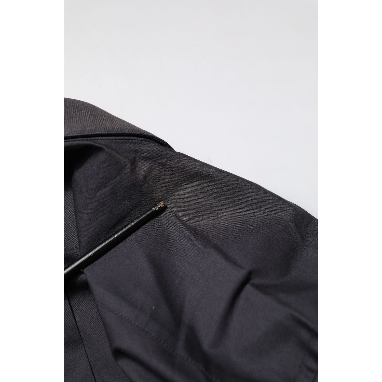 Front view with bag zipped and handles upright.