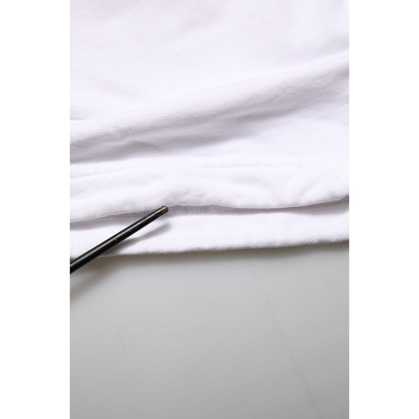 Close-up of fabric detail on Dolce & Gabbana White Cotton Cargo Trousers Logo Patch Pants showing high-quality cotton material.