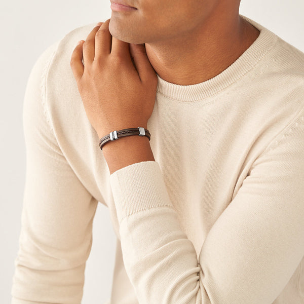 Alt Tag: Man wearing FOSSIL JEWELS JEWELRY Mod. JF04133040 bracelet
