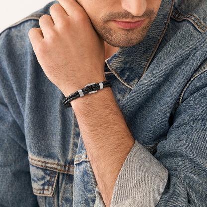 Man wearing FOSSIL JEWELS JEWELRY Mod. JF04202040 bracelet in a casual outfit.