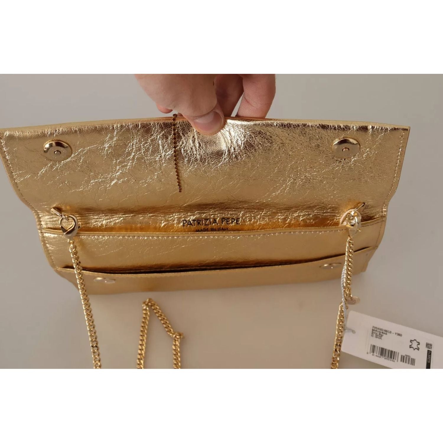 Front view with bag zipped and handles upright.