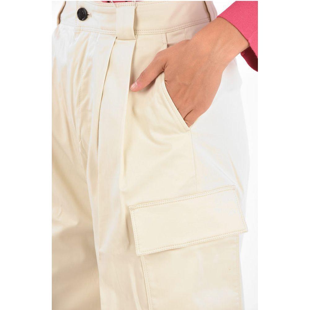 Front view with bag zipped and handles upright.